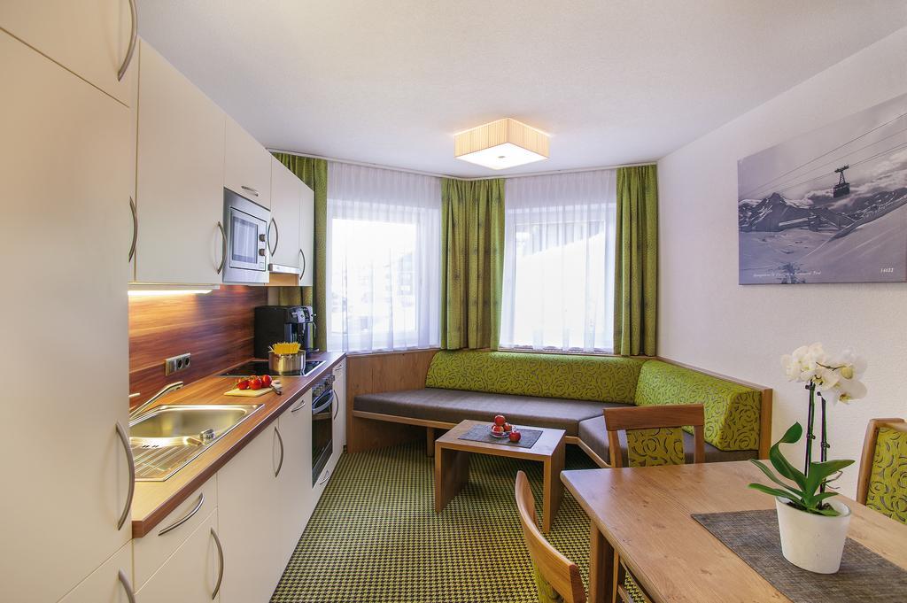Hotel Garni Chasa Sulai Ischgl Pokoj fotografie